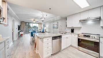 Een koelkast, een microgolfoven, een oven, een kookplaat