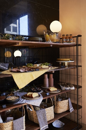 Café da manhã com buffet todos os dias mediante uma taxa