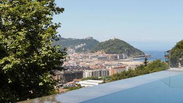 Seasonal outdoor pool, open 8:00 AM to 8:00 PM, pool umbrellas