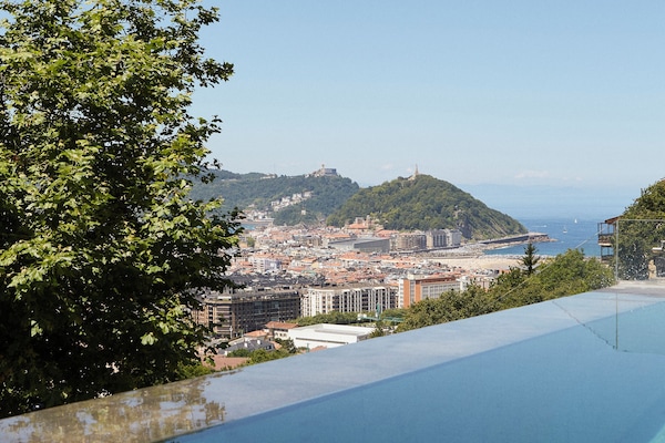 Sesongbasert utendørsbasseng, bassengparasoller og solsenger