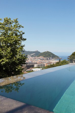 Seasonal outdoor pool, open 8:00 AM to 8:00 PM, pool umbrellas