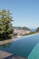 Una piscina al aire libre de temporada (de 08:00 a 20:00), sombrillas