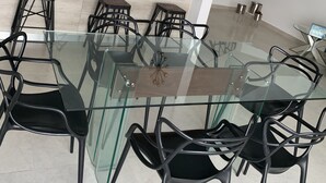 Una cocina moderna con una isla central, electrodomésticos de acero inoxidable y una lámpara decorativa.