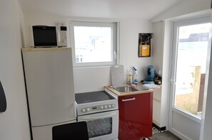 Réfrigérateur, micro-ondes, four, plaque de cuisson