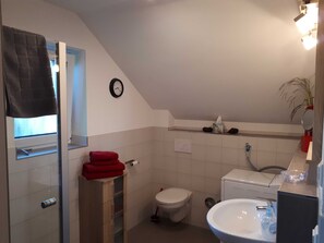 Suihku, hiustenkuivaaja, pyyhkeet, saippua