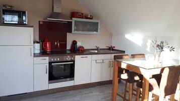 Kühlschrank, Mikrowelle, Ofen, Geschirrspüler