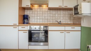 Coffee/tea maker, fridge, stovetop - Ferienwohnung "nige Ooge 10" (Cuxhaven)
