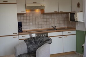 Fridge, stovetop, coffee/tea maker