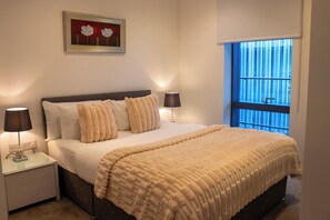 1 bedroom, in-room safe, desk, iron/ironing board - Modern & Vibrant Bed Apartment in Angel, London by MySquare (London)
