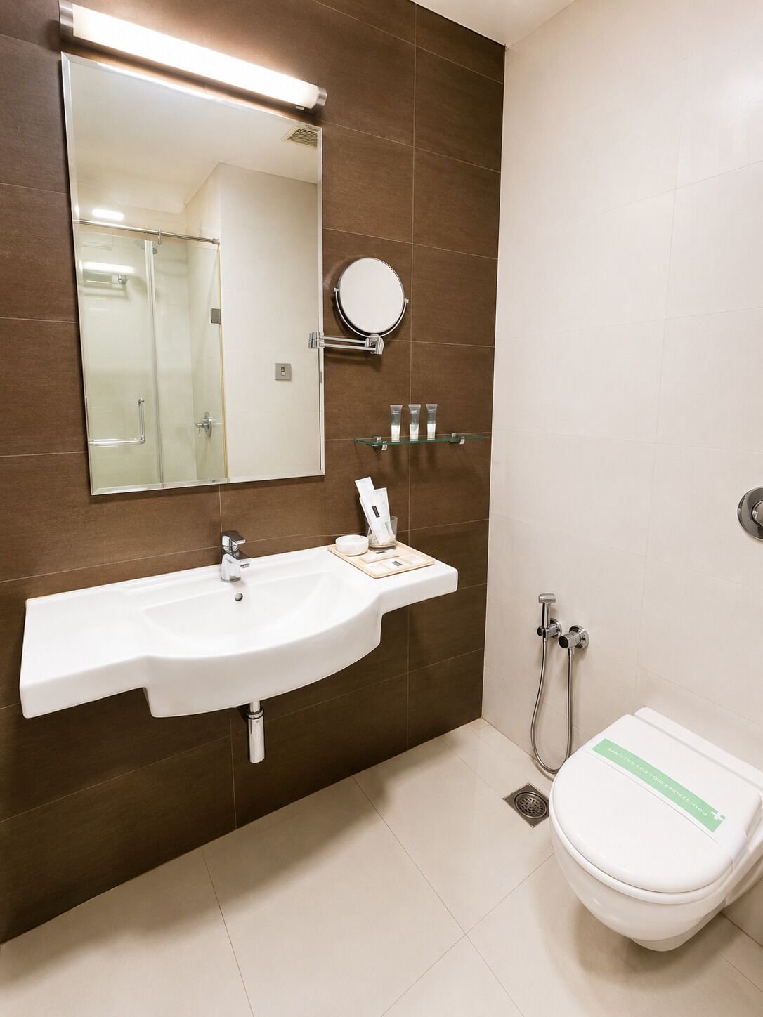 Shower, free toiletries, towels