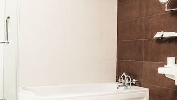 Premium Suite | バスルーム | シャワー、バスアメニティ (無料)、タオル