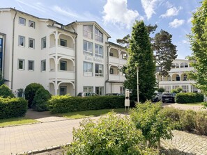 A multi-story building with balconies and a sign reading "Haus Holstein." - OS: Haus Holstein Whg. 11 mit Balkon - Haus Holstein Whg. 11 mit Balkon (Sellin)