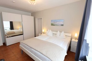 3 Schlafzimmer, Schreibtisch, Bügeleisen/Bügelbrett, Reisekinderbett