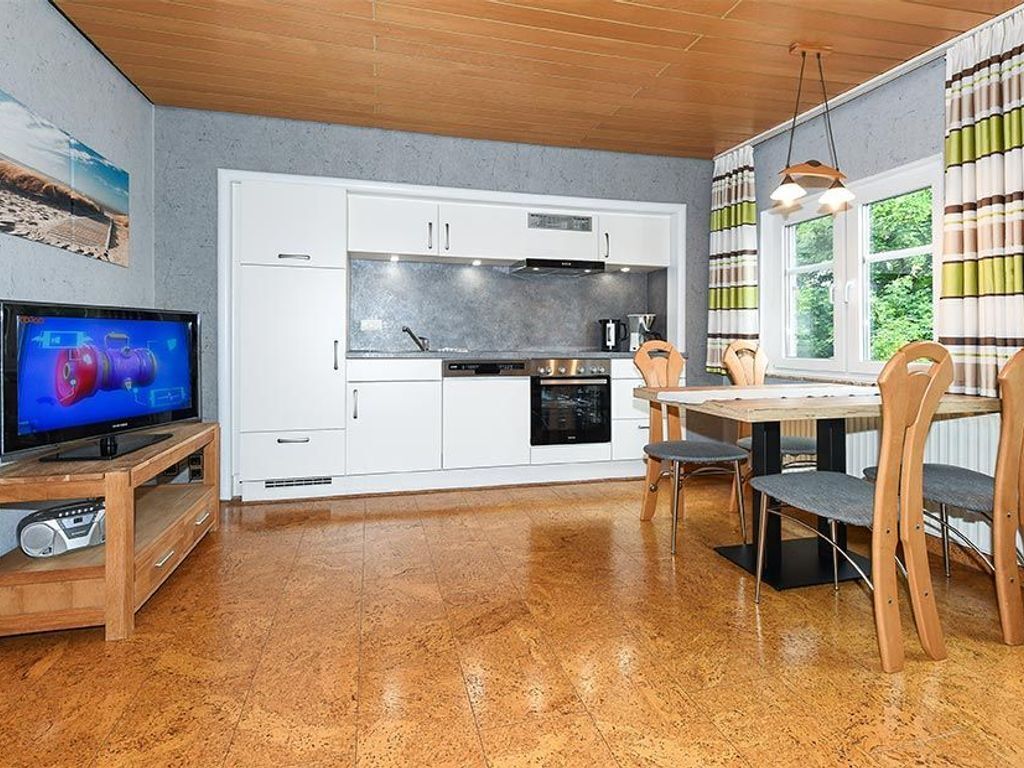 Een koelkast, een microgolfoven, een oven