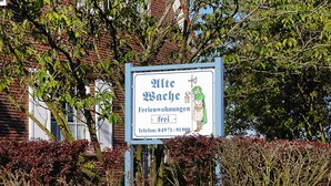Schild für 'Mitte Wache' mit Hinweis auf kostenlose Unterkünfte.