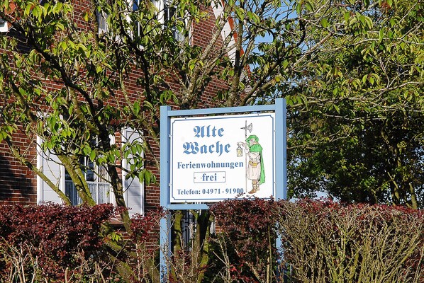 A sign for 'Mitte Wache' indicating free accommodations.