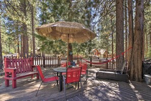 Outdoor dining - < 3 Mi to Lake: Pet-Friendly Big Bear Cabin (Big Bear Lake)