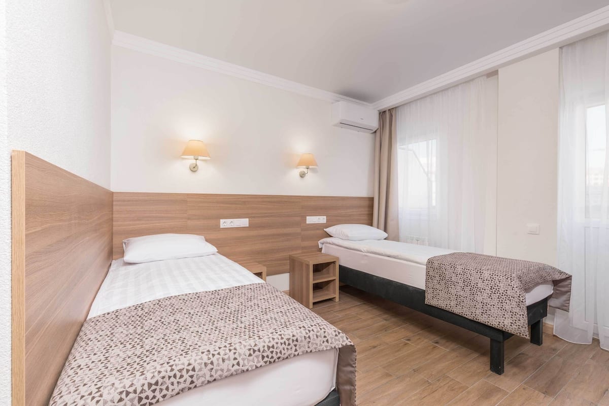Zimmer, barrierefrei | 1 Schlafzimmer, Schreibtisch, laptopgeeigneter Arbeitsplatz