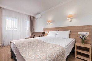 Standard-Doppel- oder -Zweibettzimmer | Schreibtisch, laptopgeeigneter Arbeitsplatz, kostenloses WLAN