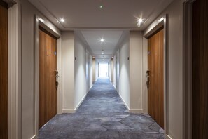 Hypo-allergenic bedding, minibar, in-room safe, desk - Courtyard by Marriott Keele Staffordshire (Newcastle-Under-Lyme)