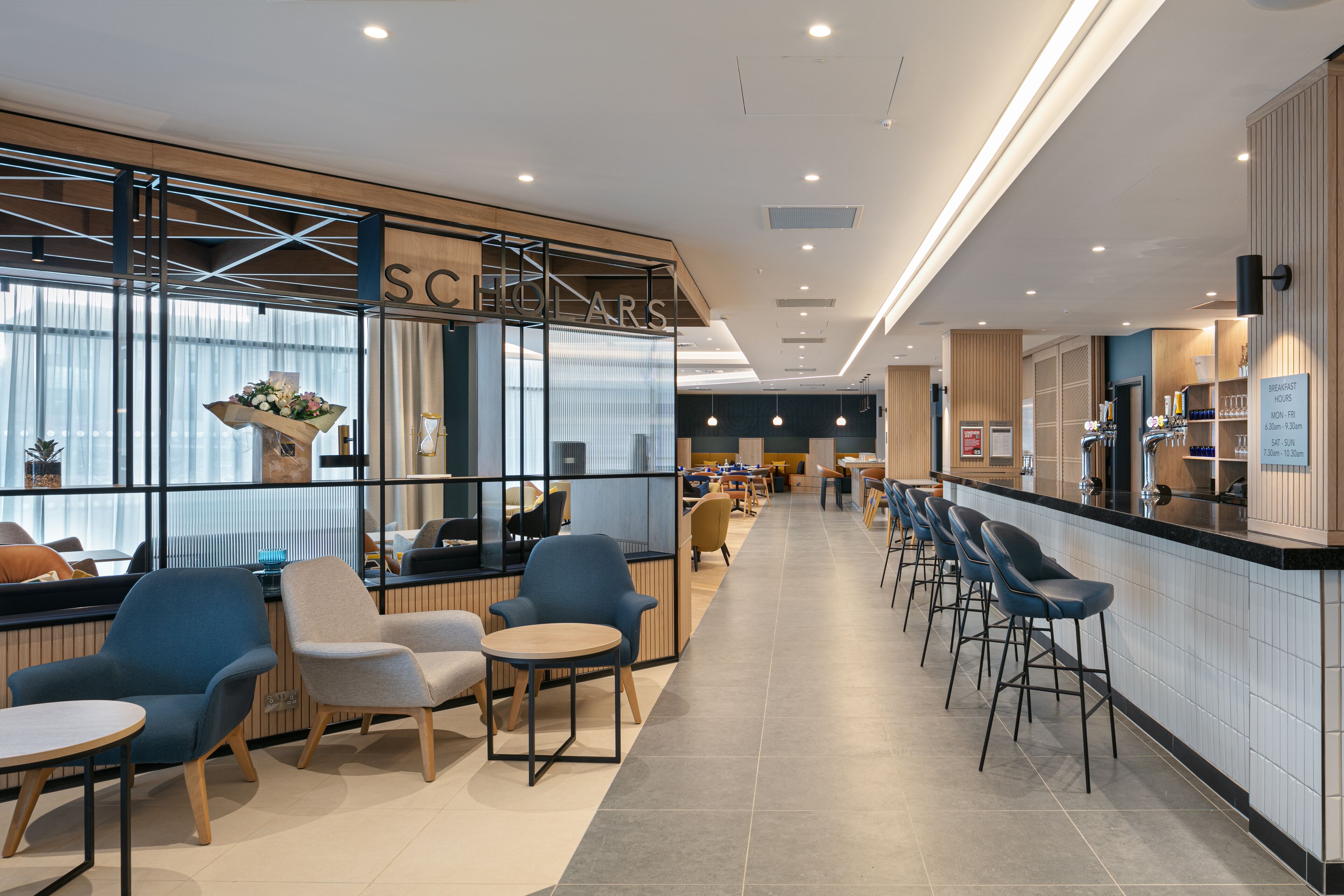Un área de bar moderna con asientos y una barra.
