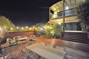 Outdoor dining - Castle on the Hill, Ocean Grove. (Ocean Grove)