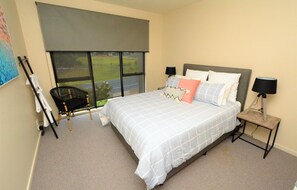 4 bedrooms, iron/ironing board, WiFi, bed sheets - Castle on the Hill, Ocean Grove. (Ocean Grove)