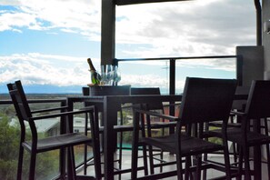 Outdoor dining - Castle on the Hill, Ocean Grove. (Ocean Grove)