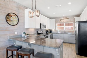 Microwave, oven, dishwasher, coffee/tea maker - Reduced Rate! Pass Time Cottage *Pet-Friendly on Little Lagoon (Gulf Shores)