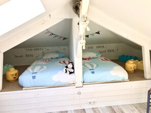 3 bedrooms, desk, iron/ironing board, travel crib