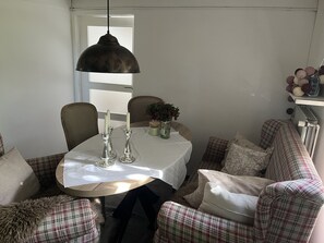 Dining - Urlaub in der Zauberhaft Renovierten Krümelkate (Witzwort)