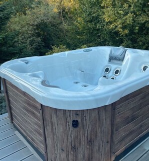 Outdoor spa tub - Urlaub in der Zauberhaft Renovierten Krümelkate (Witzwort)