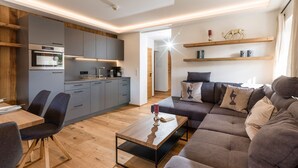 Eine moderne Wohnung mit Küche, Essbereich und Wohnzimmer.