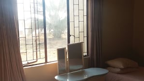 1 bedroom, internet, bed sheets - Old farmhouse for 3 in Limpopo Province (Lephalale)