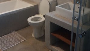 Bathtub, towels - Old farmhouse for 3 in Limpopo Province (Lephalale)