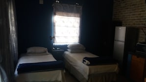 1 bedroom, internet, bed sheets - Old farmhouse for 3 in Limpopo Province (Lephalale)