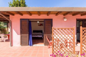 Outdoor dining - Charming Apartment "Bilocale in Villa Elba" Close to the Beach with Terrace & Garden (Marina di Campo)