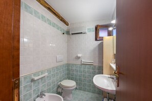 Shower, hair dryer, towels - Charming Apartment "Bilocale in Villa Elba" Close to the Beach with Terrace & Garden (Marina di Campo)
