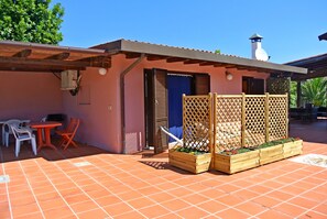 Outdoor dining - Charming Apartment "Bilocale in Villa Elba" Close to the Beach with Terrace & Garden (Marina di Campo)