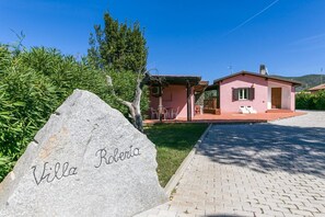 Exterior - Charming Apartment "Bilocale in Villa Elba" Close to the Beach with Terrace & Garden (Marina di Campo)