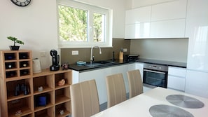 Réfrigérateur, four, lave-vaisselle, cafetière/bouilloire