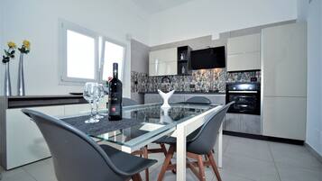 Frigorifero, microonde, forno, piano cottura