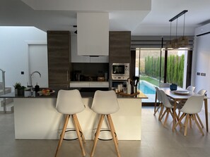 雪櫃、微波爐、焗爐、爐具