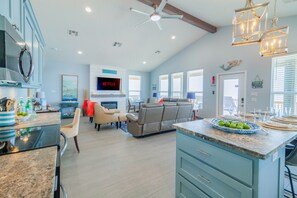 Een televisie, een open haard, een dvd-speler en boeken