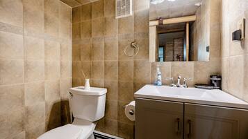 Douche, serviettes fournies, savon, shampoing