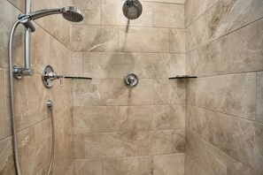 Bathtub, hair dryer, towels - Heavenly Comfort at Hell Hole Trail! (Washington)