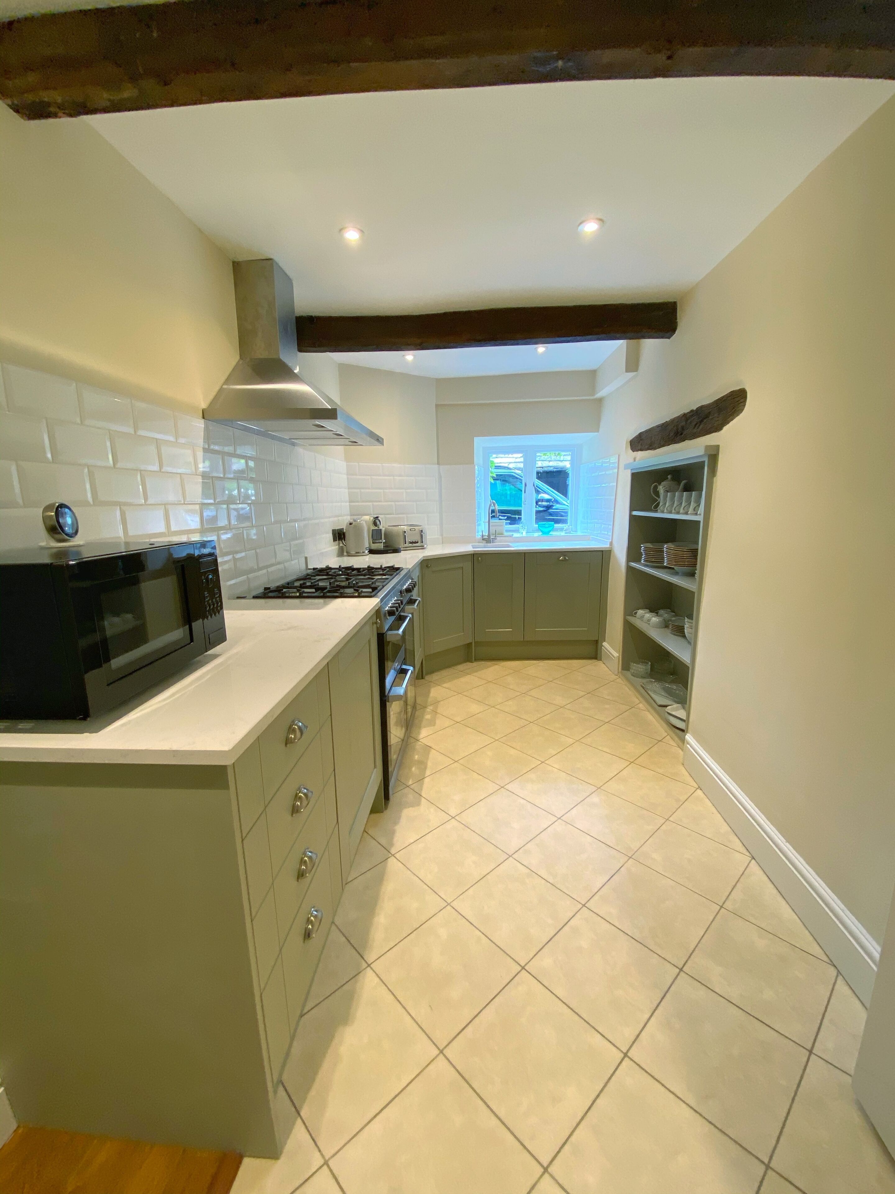 Køleskab, mikrobølgeovn, ovn, kogeplade