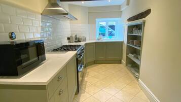 Køleskab, mikrobølgeovn, ovn, kogeplade