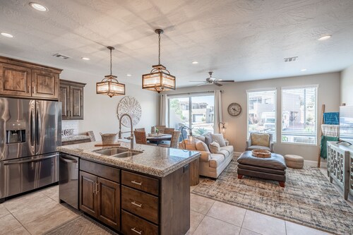 Stylish 3BR w/ Dual Fire Pits - Near 18th & Pool