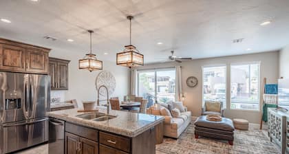 Stylish 3BR w/ Dual Fire Pits - Near 18th & Pool